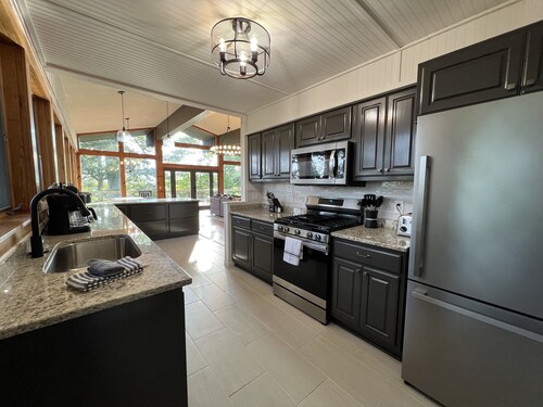 Otto, NC Mountain Family Cabin w/breathtaking view, sleeps 10 access to river