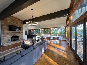 Smart TV, chimenea, futbolito y tenis de mesa