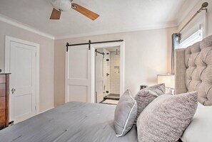 2 bedrooms, iron/ironing board, free WiFi, bed sheets - Perfect Craftsman House | Uptown Dallas | Love Field Airport Nearby (Dallas)