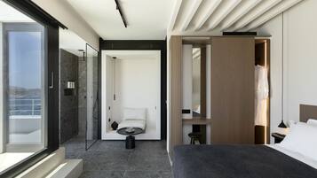 Honeymoon Suite with Panoramic Sea View & Mini Pool | Roupas de cama premium, edredons de pluma, camas com colchões pillow-top