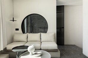 Junior Suite with Sea View & Mini Pool | 高級寢具、羽絨被、舒適加層、客房內保險箱