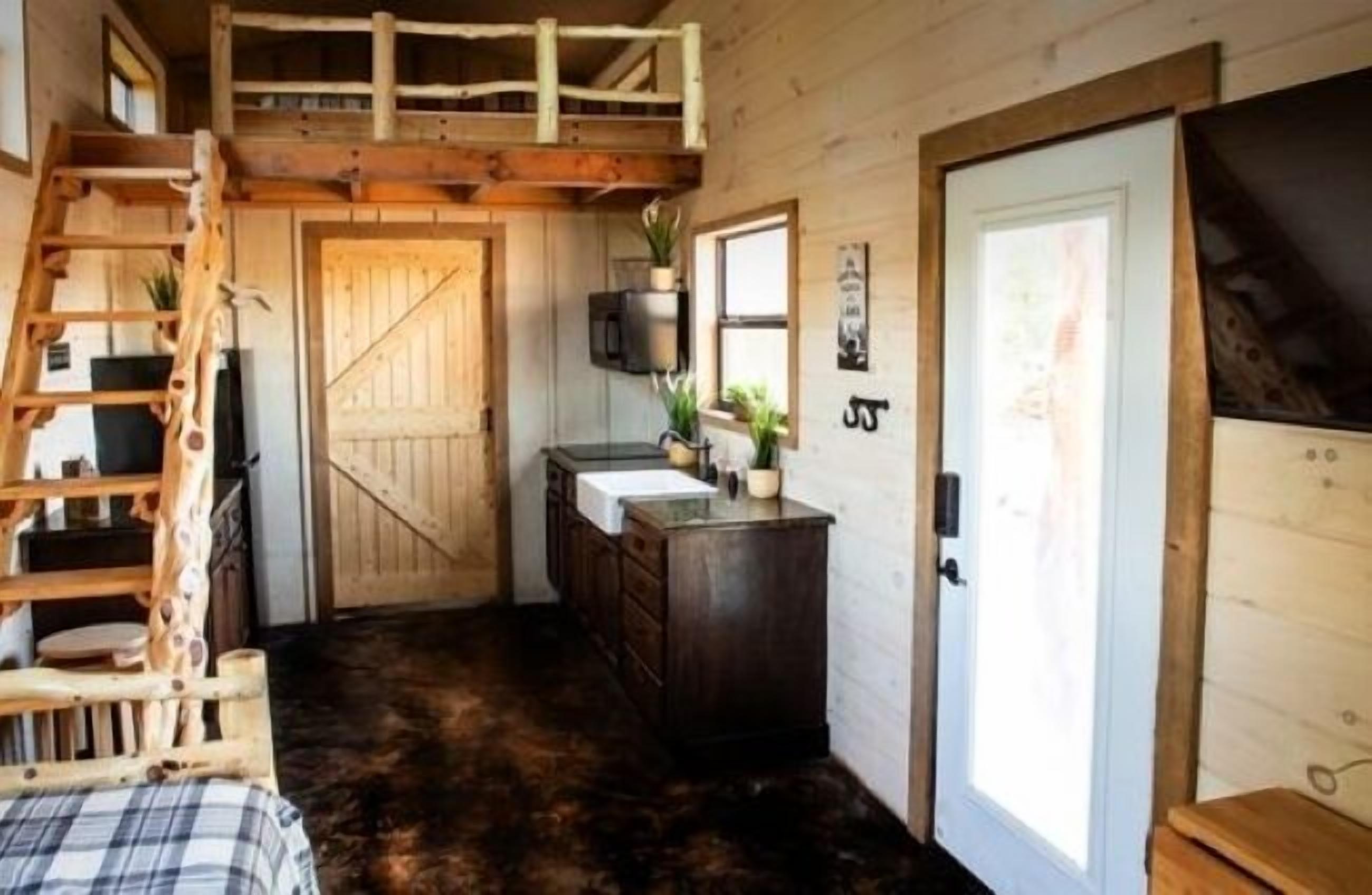 tiny home sleep 8 | individually decorated, individually furnished, travel cot, free wifi