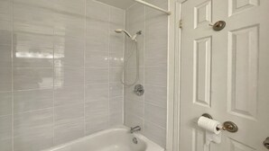 Queen Room | Bathroom