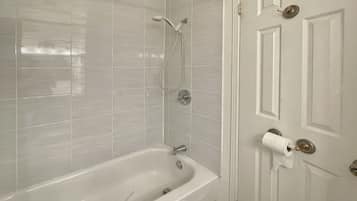 Queen Room | Bathroom