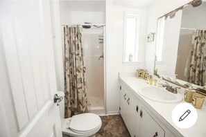 Combined shower/tub, towels, soap, toilet paper