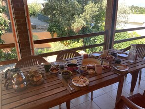 Daily buffet breakfast (EUR 10 per person) - Shanti Too - Sığacık - Hostel (Seferihisar)