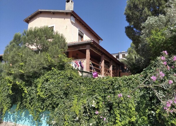 Front of property - Shanti Too - Sığacık - Hostel (Seferihisar)