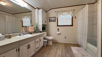Ensemble douche/baignoire, sèche-cheveux, serviettes fournies