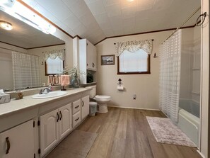 Ensemble douche/baignoire, sèche-cheveux, serviettes fournies