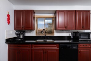 Fridge, microwave, oven, stovetop - Desert Oasis with a deck and private backyard (Albuquerque)