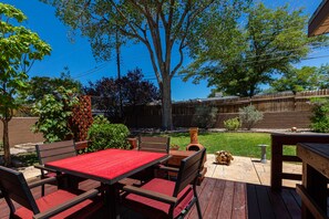 Outdoor dining - Desert Oasis with a deck and private backyard (Albuquerque)