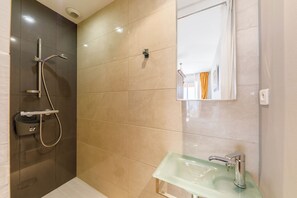 Bruser, hårtørrer, håndklæder, Sæbe