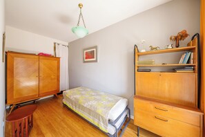 2 Schlafzimmer, Bügeleisen/Bügelbrett, Bettwäsche