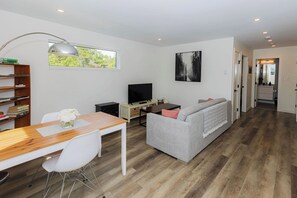 Smart TV, fireplace, books, video library