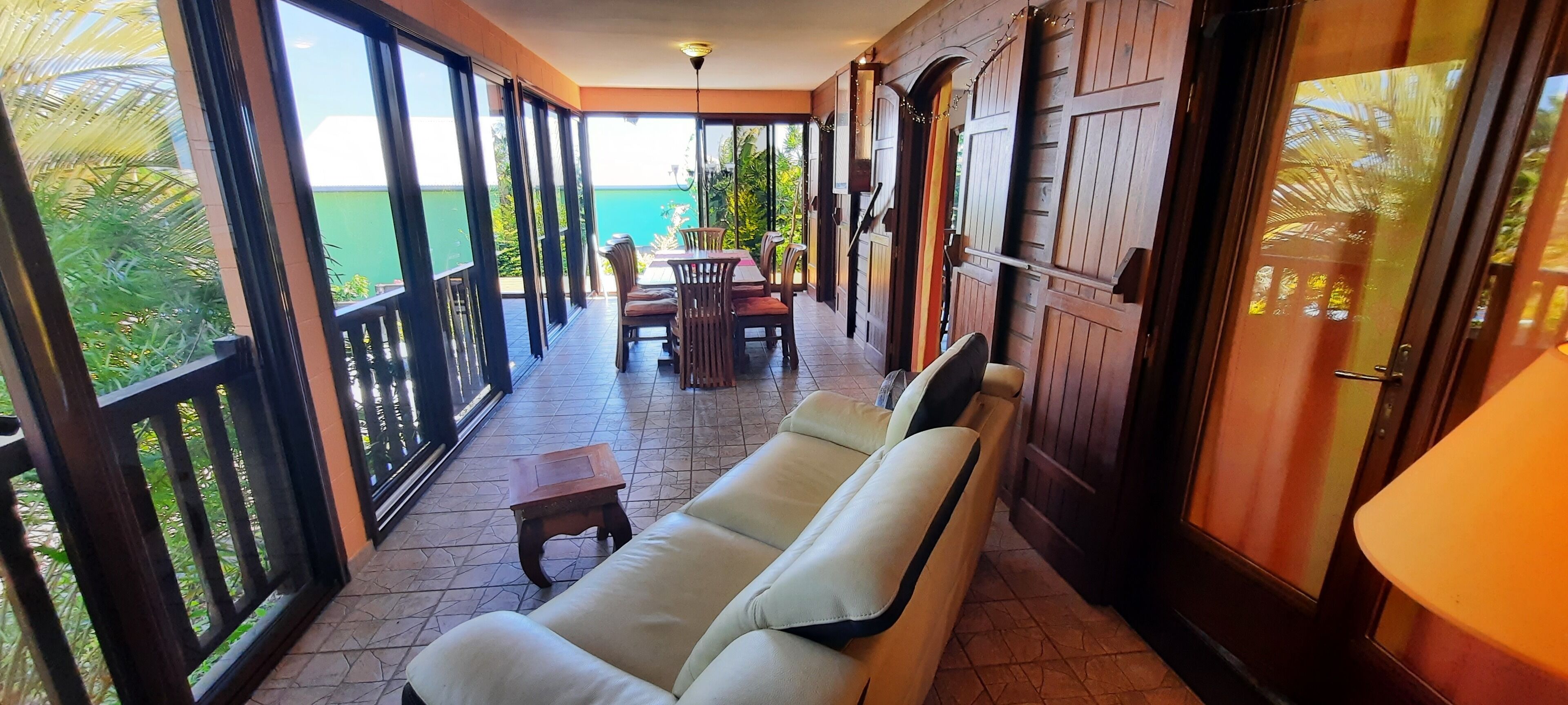 Una Smart TV, un reproductor estéreo, una impresora