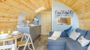Ein gemütliches Blockhausschlafzimmer mit Küche, Essbereich und Wohnbereich.