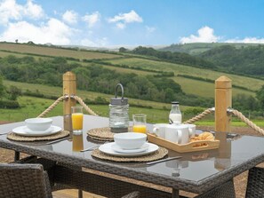 Outdoor dining - 1 bedroom accommodation in Llanboidy, near Laugharne (Llanboidy, near Laugharne)