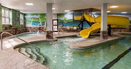 La Quinta Inn & Suites by Wyndham Lake George