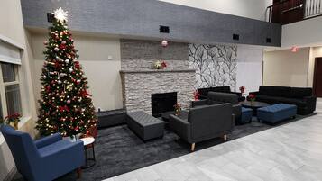 Ein modernes Wohnzimmer mit Kamin, Sofas und einem Weihnachtsbaum.
