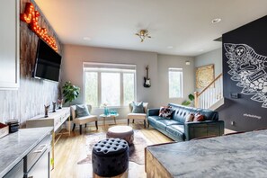 Televisión, mesa de ping pong, estéreo