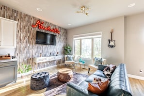 TV, table tennis, stereo - Rooftop Bliss | Karaoke & Games | Near Broadway (Nashville)
