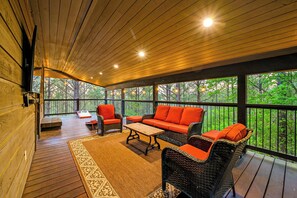 Property grounds - 3-Story Treehouse | Views, Pool Table, Hot Tub (Broken Bow)