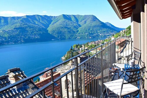 Romantic stone house with wide view of Lake Como and Villa Oleandra