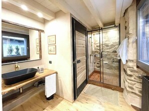 Shower, hair dryer, bidet, towels
