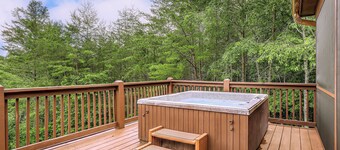 Peak-a-Blue: Hottub Movies/Mtn View/Bigfoot Bunker Game Rm/Big Deck/Fire Pit
