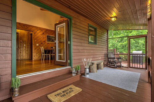 Peak-a-Blue: Hottub Movies/Mtn View/Bigfoot Bunker Game Rm/Big Deck/Fire Pit