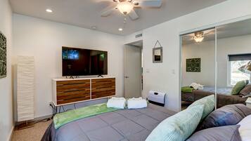 2 bedrooms, in-room safe, desk, iron/ironing board