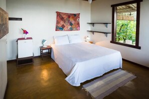 Romantisches Doppel- und Zweibettzimmer | Minibar, laptopgeeigneter Arbeitsplatz, kostenloses WLAN, Bettwäsche