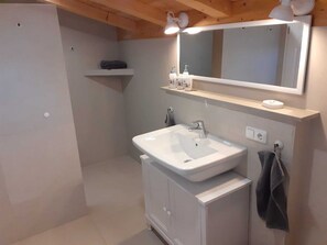 Dusche, Handtücher, Seife, Toilettenpapier