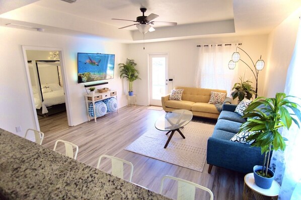 Téléviseur connecté, livres, chaîne audio