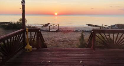 BEACH COTTAGE BY THE SEA....