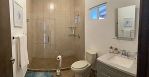 Dusche, Handtücher, Seife, Toilettenpapier