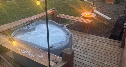 Magical Riverside Yurt, hot tub & the BRPW, pet friendly near Floyd, Va