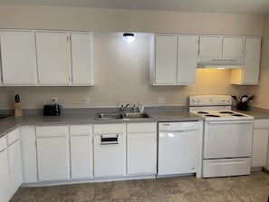 Large Apartment in Peaceful Valley | Private kitchen | Fridge, stovetop, coffee grinder, paper towels - Evergreen Apartments (Trinidad)