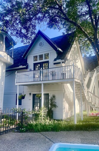 Comfy 2bedroom/1 bath apt, with a pool, large patio, near downtown Weatherford. 