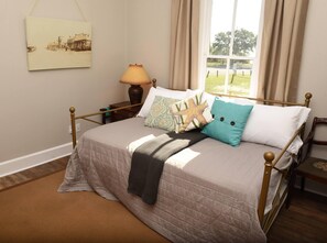 3 間睡房、書桌、熨斗/熨衫板、可攜式嬰兒床