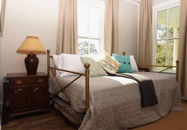 3 bedrooms, desk, iron/ironing board, travel crib