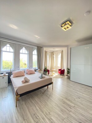 2 bedrooms, desk, iron/ironing board, WiFi