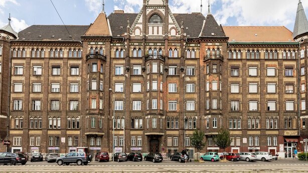 Ein großes, historisches Gebäude mit einer symmetrischen Fassade, zahlreichen Fenstern und einem zentralen Eingang.