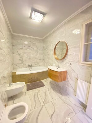 Een douche, een haardroger, een bidet, handdoeken