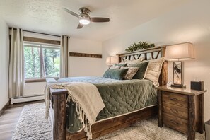 2 chambres, bureau, fer et planche à repasser, lit de bébé portatif