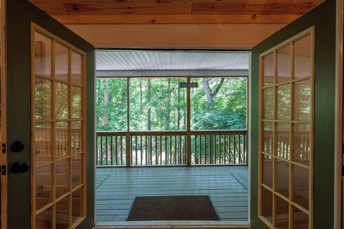 Fun Riverside Cabin: Indoor Games+Hot Tub+Firepit