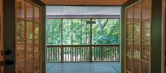 Fun Riverside Cabin: Indoor Games+Hot Tub+Firepit