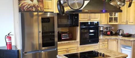 ثلاجة، ميكروويف، فرن، موقد طهي مسطح