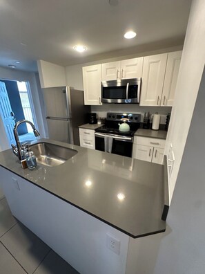 Refrigerador, microondas, horno y parrilla de estufa 