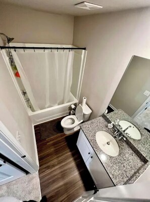 Duschwanne, Handtücher, Seife, Toilettenpapier